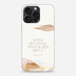 Softcase telefoonhoesje met de tekst “Wees niet bang” uit Jesaja 41:10, aquarel aarde tinten ontwerp van bergen en zon – bemoedigend christelijk design.