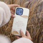 Vrouw houdt het Wees niet bang telefoonhoesje vast met riet op de achtergrond – duurzaam christelijk eco-hoesje geïnspireerd door Jesaja 41:10._sfeerbeeld