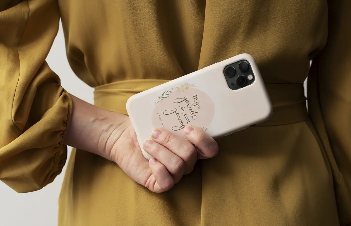 Alette Koornneef met het telefoonhoesje Mijn genade is voor u genoeg