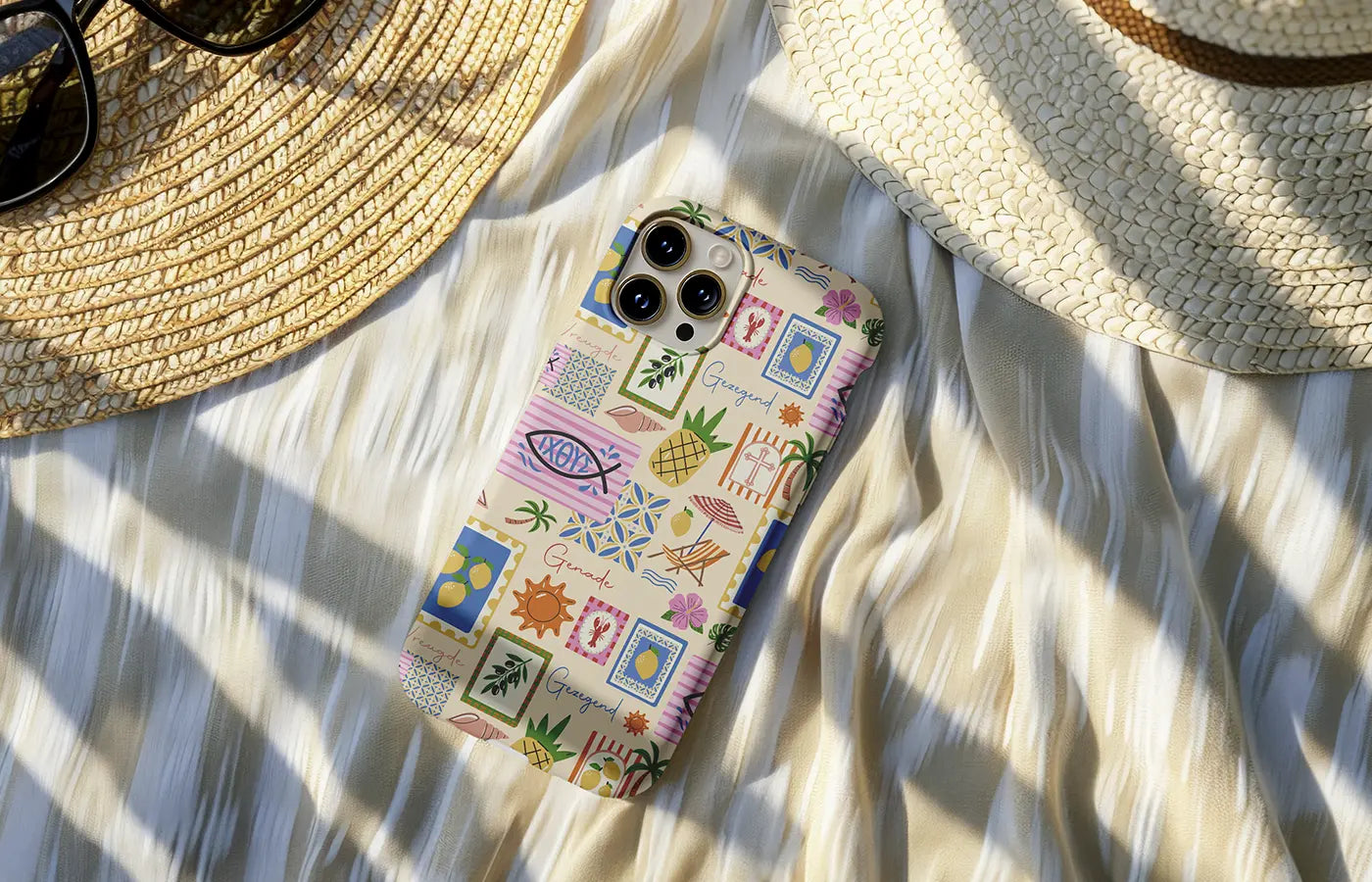 Christelijk telefoonhoesje met zomers Amalfi patroon op een strandhanddoek in de zon