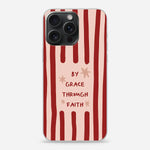 Christelijk softcase telefoonhoesje met de tekst By Grace Through Faith op rood gestreepte achtergrond