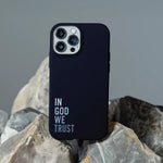 Stoer christelijk telefoonhoesje IN GOD WE TRUST op een rots, donkere achtergrond met witte letters en subtiele glow  hardcase uitvoering