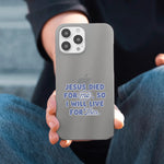 Christelijk telefoonhoesje ‘Jesus died for me, so I will live for Him’ vastgehouden door een vrouw, softcase transparant ontwerp, “me” omcirkeld en “Him” italic + onderstreept
