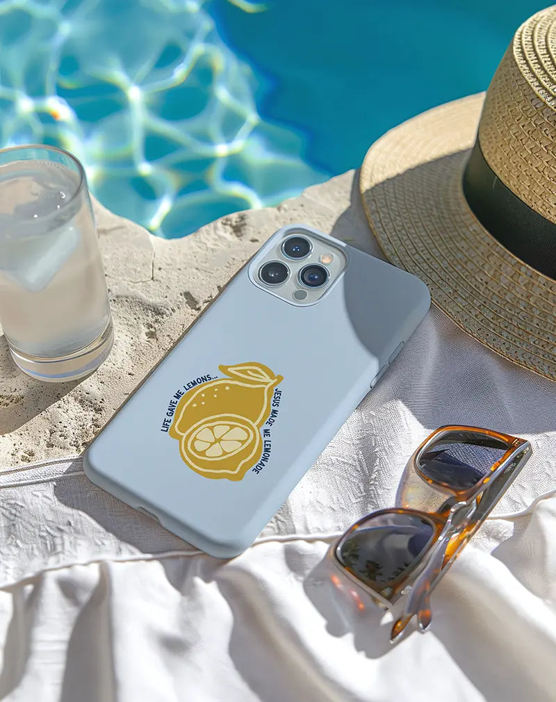 Christelijk telefoonhoesje met Life gave me lemons Jesus made me lemonade bij het zwembad met zonnebril en strohoed