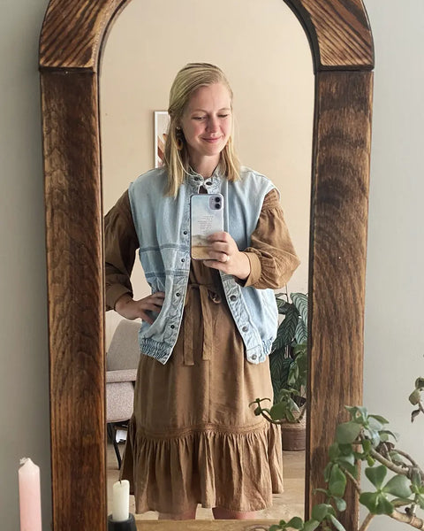 Alette Koornneef met het christelijke telefoonhoesje ‘Hij is overal. Altijd.’ voor een spiegel