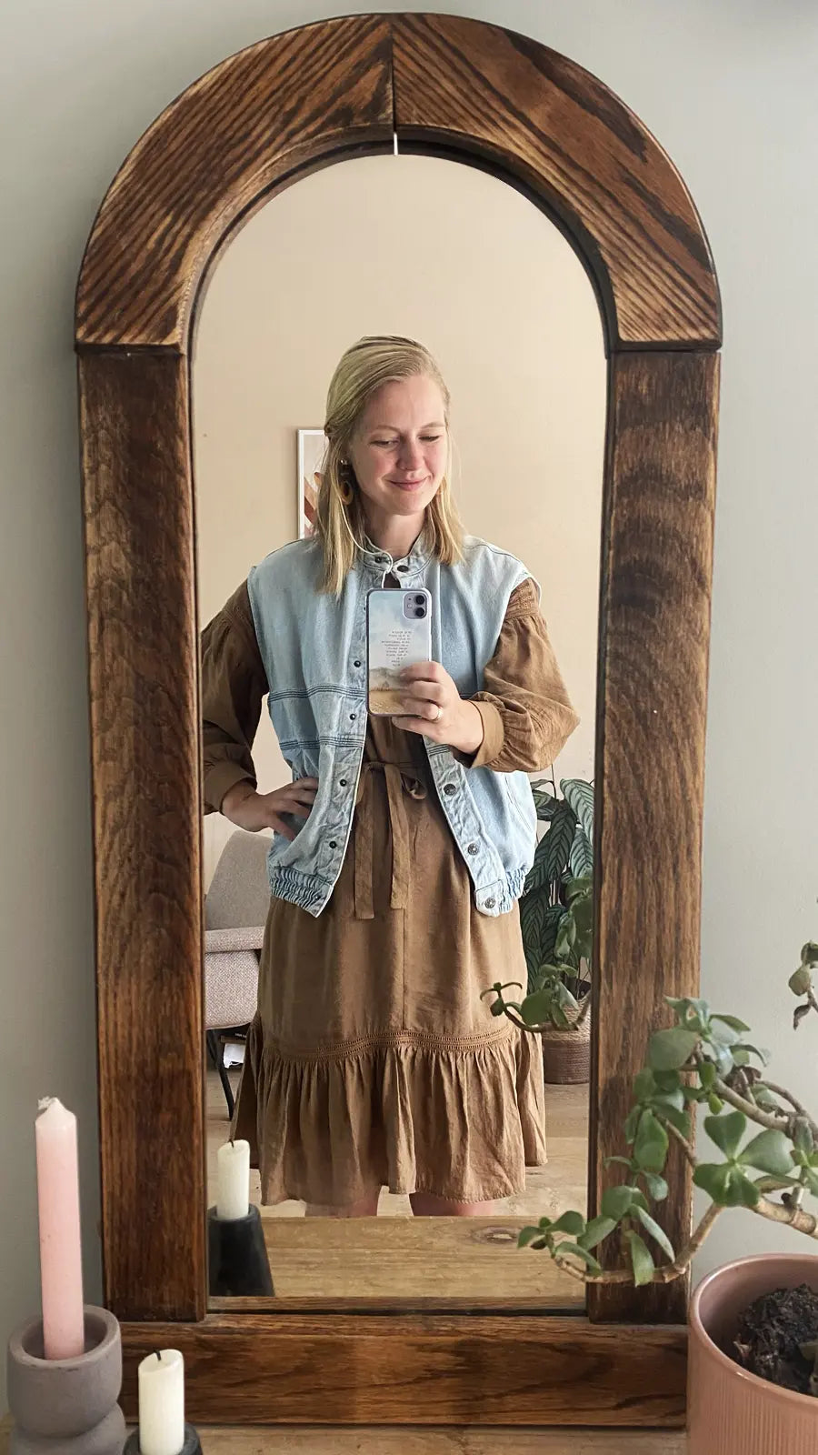 Alette Koornneef met het christelijke telefoonhoesje ‘Hij is overal. Altijd.’ voor een spiegel
