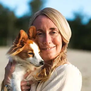 Claudia, ontwerper van de Art by Claudia collab, poseert voor de collectie van christelijke telefoonhoesjes.