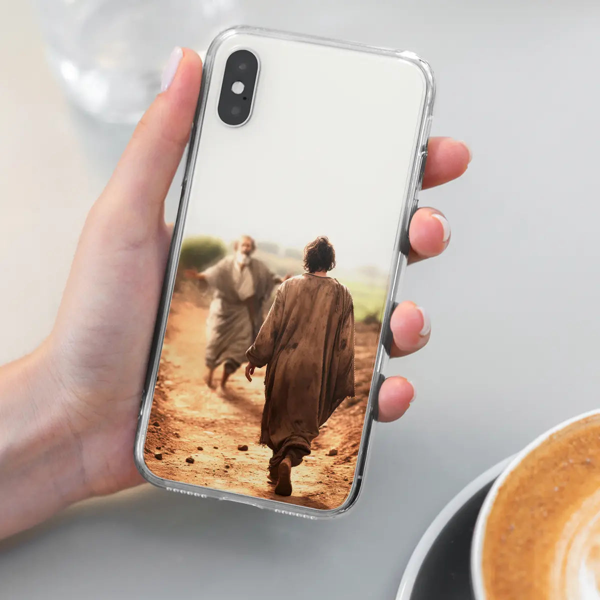 Telefoonhoesje De verloren zoon – geïnspireerd op Lukas 15:11-32, met beeld van vader en zoon als symbool van vergeving, genade en liefde. Christelijk telefoonhoesje in hand