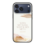 Duurzaam eco-telefoonhoesje met de tekst “Wees niet bang” (Jesaja 41:10) en aquarel bergen – milieuvriendelijke bescherming met bemoedigende bijbeltekst.