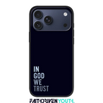 IN GOD WE TRUST Eco telefoonhoesje – duurzaam christelijk design uit de Faithdriven Youth-serie, ijsblauwe tekst op donkere achtergrond