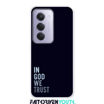 IN GOD WE TRUST telefoonhoesje uit de Faithdriven Youth-serie – minimalistisch design met witte letters en subtiele glow op donkere achtergrond