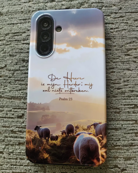 Samsung met telefoonhoesje De Heere is mijn Herder; mij zal niets ontbreken, Psalm 23, met schapen in het avondlicht