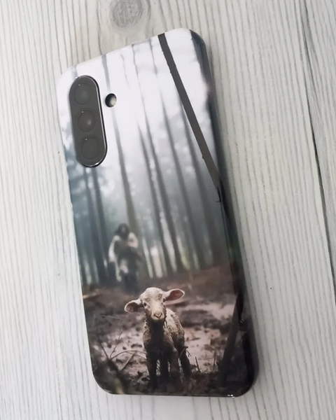 Telefoonhoesje Jezus en het verloren schaap: lammetje in een mistig bos met de herder op de achtergrond
