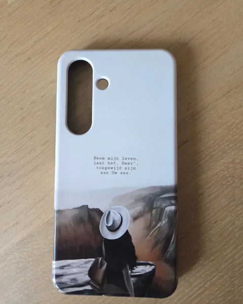 Telefoonhoesje met de tekst Neem mijn leven, laat het, Heer, toegewijd zijn aan Uw eer en een geschilderde vrouw met hoed