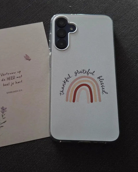 Telefoonhoesje met regenboog en de tekst thankful, grateful, blessed 