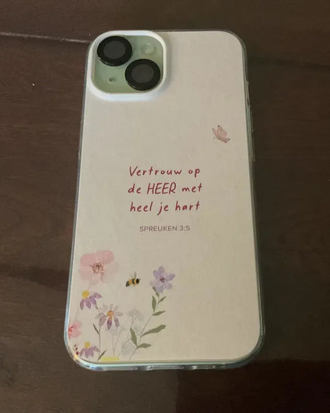 Telefoonhoesje Vertrouw op de HEER met heel je hart, Spreuken 3:5, met aquarelbloemen en een bij op een iPhone
