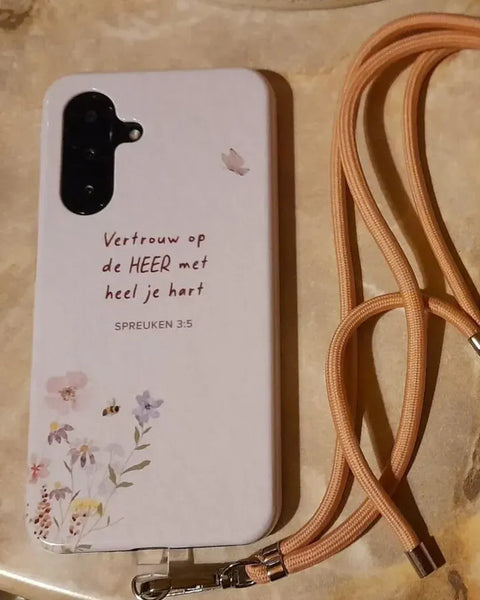 Telefoonhoesje Vertrouw op de HEER met heel je hart, Spreuken 3:5, met een Oudroze telefoonkoord