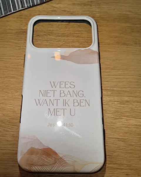 Wit telefoonhoesje met de tekst Wees niet bang, want Ik ben met u, Jesaja 41:10, met zachte aquarelbergen