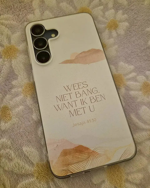 Samsung met telefoonhoesje Wees niet bang, want Ik ben met u, Jesaja 41:10, op een deken met madeliefjes