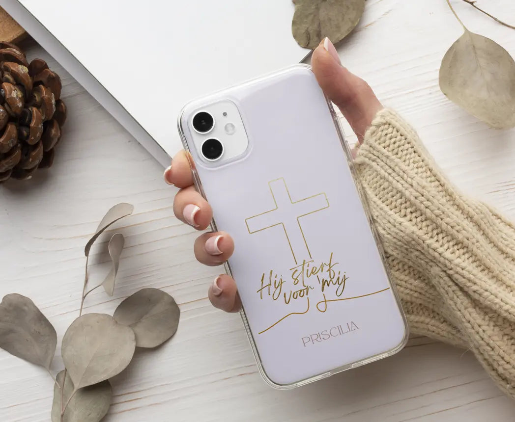 Hand die een telefoonhoesje met de tekst ‘Hij stierf voor mij’ met je persoonlijke naam erop — handgemaakt en persoonlijk ontwerp.