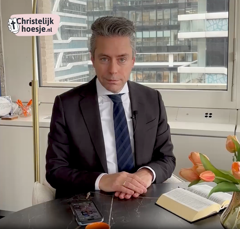 Chris Stoffer houdt het telefoonhoesje “De Heer is mijn Herder – Psalm 23” vast, geïnspireerd op zijn voorlezing in de Tweede Kamer