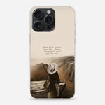 Christelijk softcase telefoonhoesje van Art by Claudia met artwork “Neem mijn leven – toegewijd aan Uw eer”, vrouw uitkijkend over bergen, symbool van overgave en vertrouwen.