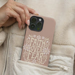 Softcase telefoonhoesje met de tekst “Faith over Fear” geïnspireerd door Johannes 14:27 – stijlvol christelijk ontwerp dat herinnert aan Jezus’ vrede.Sfeerbeeld hoesje in hand.