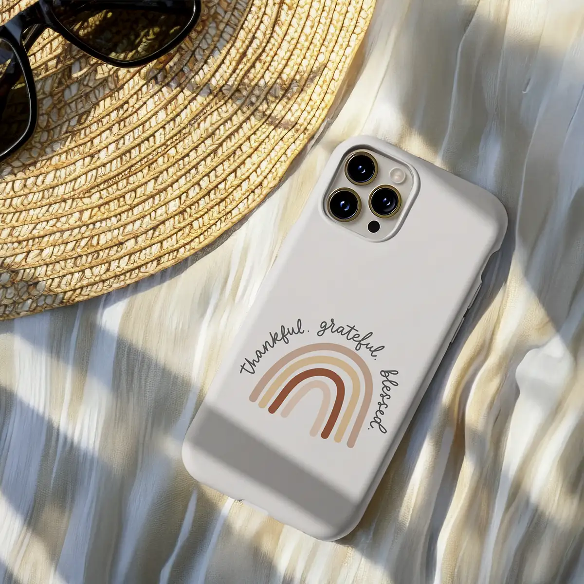 Softcase telefoonhoesje met de tekst “Thankful. Grateful. Blessed.” – stijlvol christelijk ontwerp dat dankbaarheid en geloof uitstraalt. Het christelijk telefoonhoesje ligt in de hand.