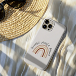 Softcase telefoonhoesje met de tekst “Thankful. Grateful. Blessed.” – stijlvol christelijk ontwerp dat dankbaarheid en geloof uitstraalt. Het christelijk telefoonhoesje ligt in de hand.