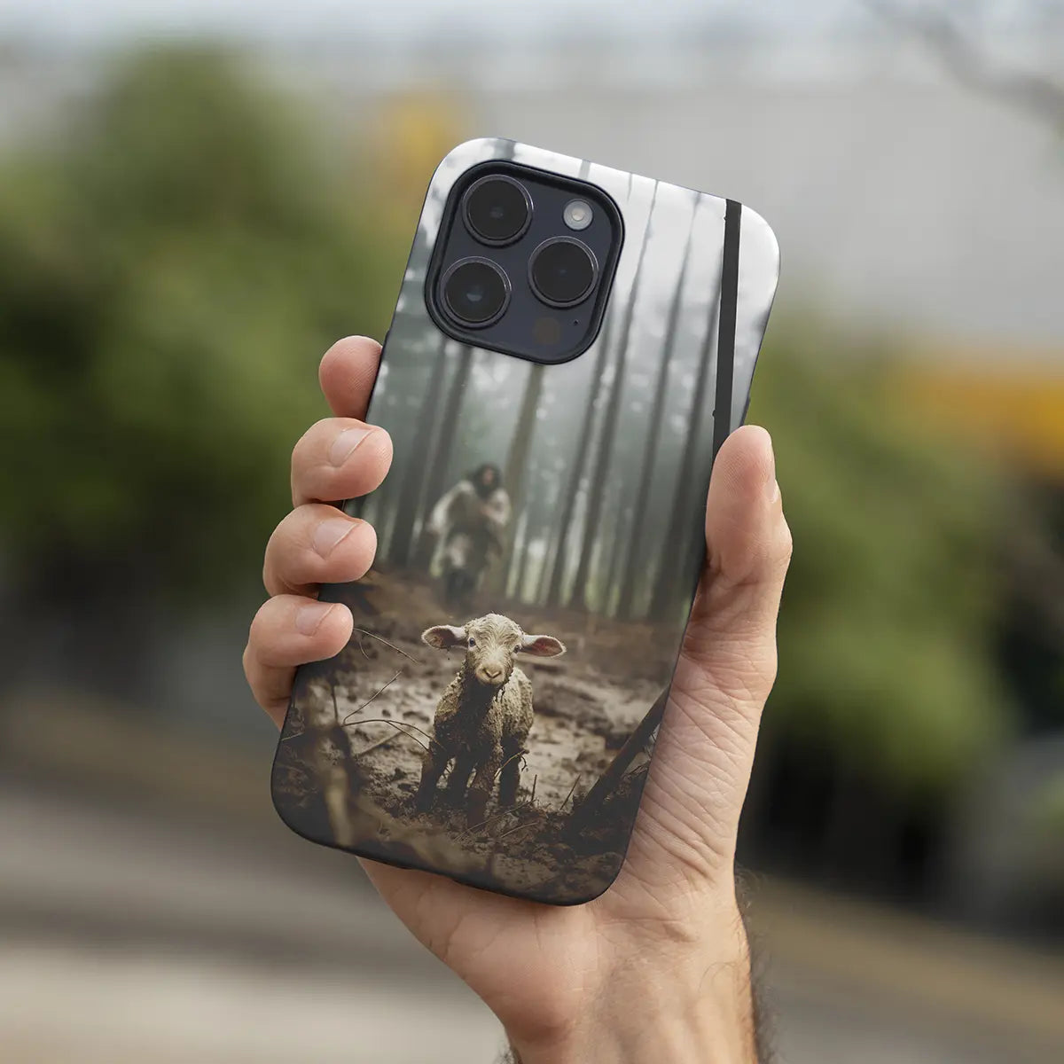 Softcase telefoonhoesje met christelijk ontwerp van Jezus en het verloren schaap – geïnspireerd op Lukas 15:4–7- sfeerbeeld in hand
