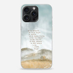 Christelijk softcase telefoonhoesje Hij is overal. Altijd. met berglandschap in warme aardetinten